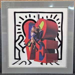 fine art Giclèe ritoccata a mano, l' opera misura 30x30cm è realizzata su supporto rigido in modo da permettere il montaggio senza vetro. Completa di cornice da 3,5 cm in grigio lucida con bordi in acciaio.