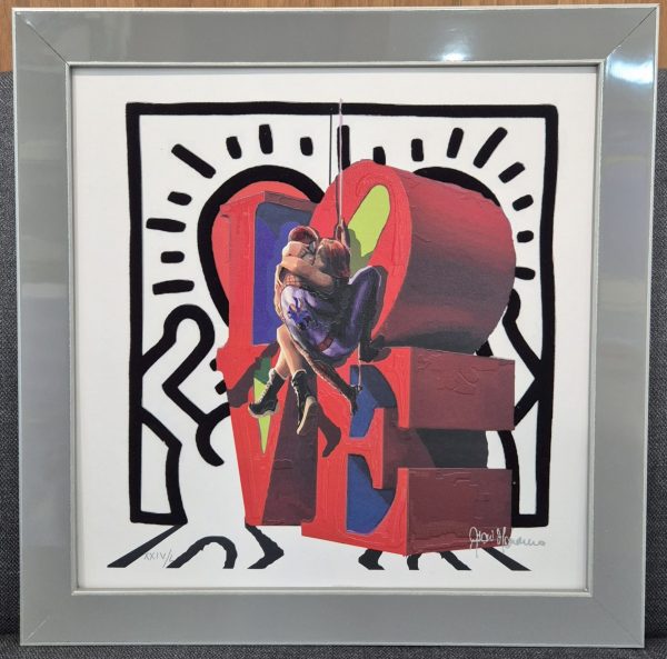 fine art Giclèe ritoccata a mano, l' opera misura 30x30cm è realizzata su supporto rigido in modo da permettere il montaggio senza vetro. Completa di cornice da 3,5 cm in grigio lucida con bordi in acciaio.